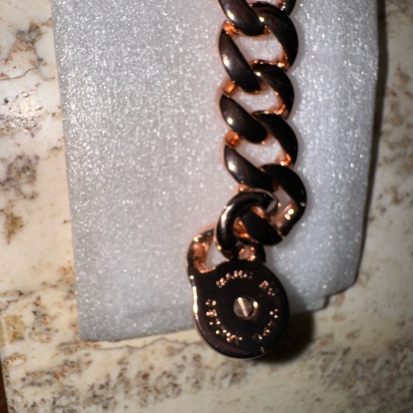 COPY - MARC JACOBS CHAIN LINK BANGLE BRACELET ROSE GOLD-TONE - Picture 8 of 9